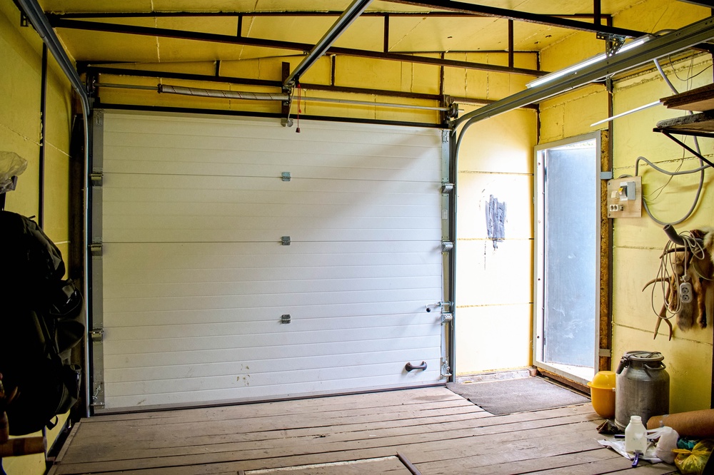 Empty,Insulated,Garage,Interior,With,Closed,Lifting,Door